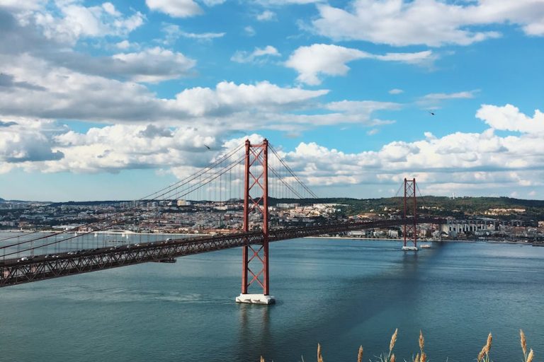 Ponte 25 de abril ou para outros Ponte Salazar. Tem piada para mim desde pequeno interiorizei Ponte sobre o Tejo.