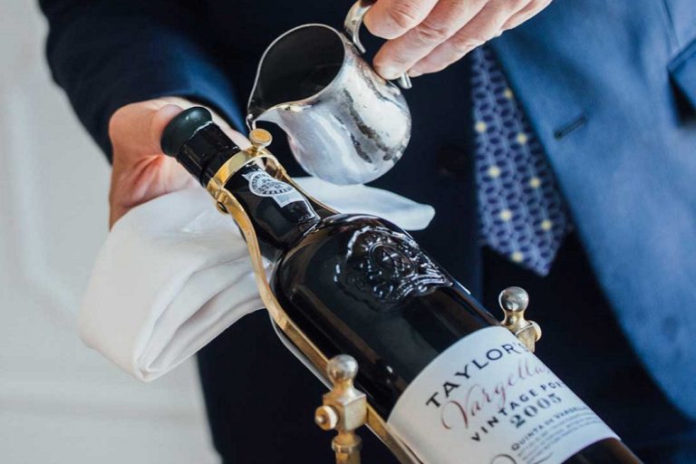 WOW. Vinho do Porto. V. N. Gaia.