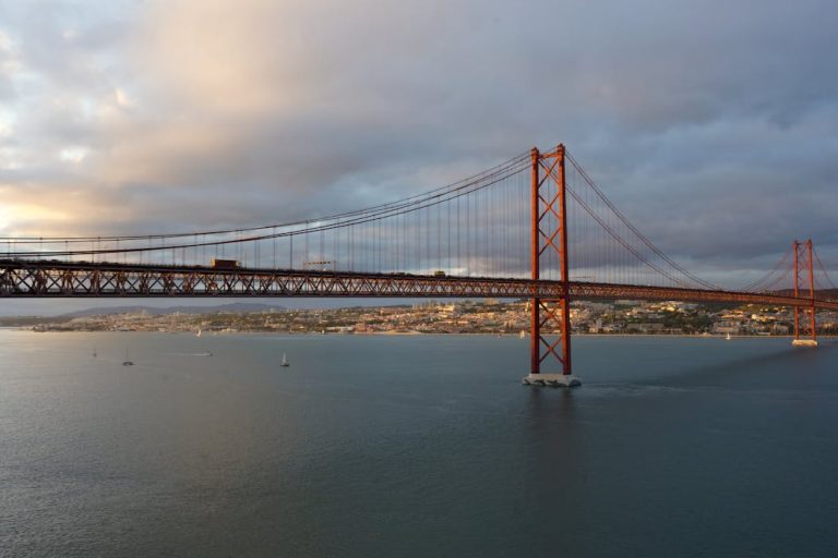 Lisboa. Ponte 25 de Abril. Ponte Salazar. Ponte sobre o Tejo.
