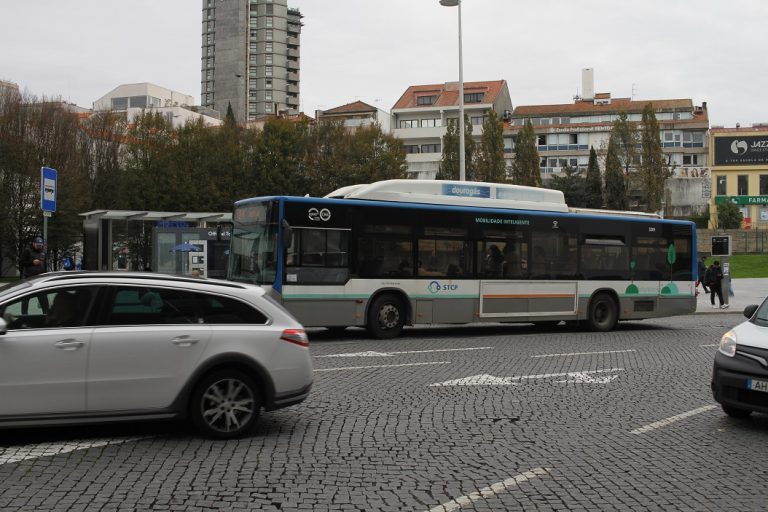 Autocarro na Trindade. STCP. Porto. Gaia.