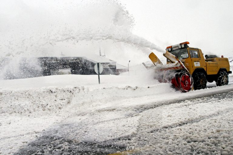 Queda de neve na Serra da Estrela | foto: António José/Lusa