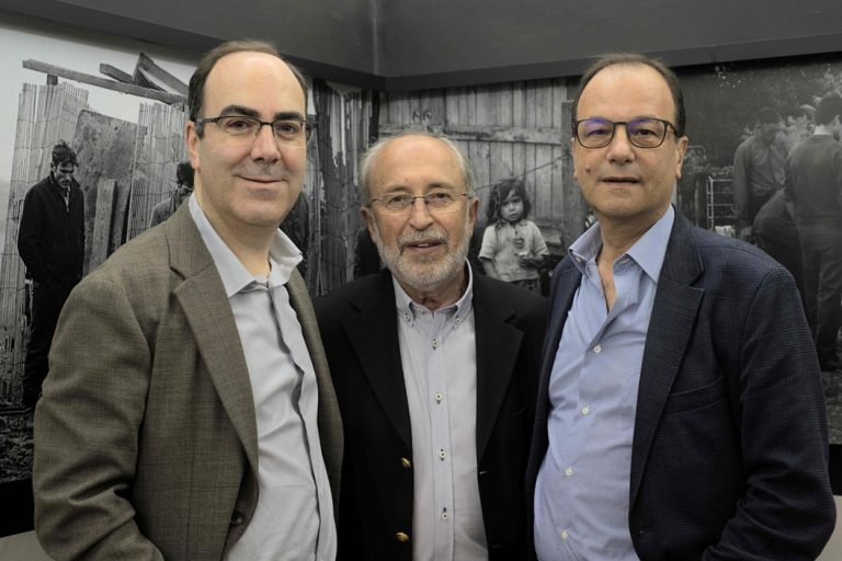 O livro “Monumentos ao Emigrante – Uma Homenagem à História da Emigração Portuguesa”, que percorre todos os distritos