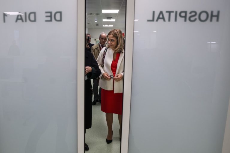 Ministra visita hospitais