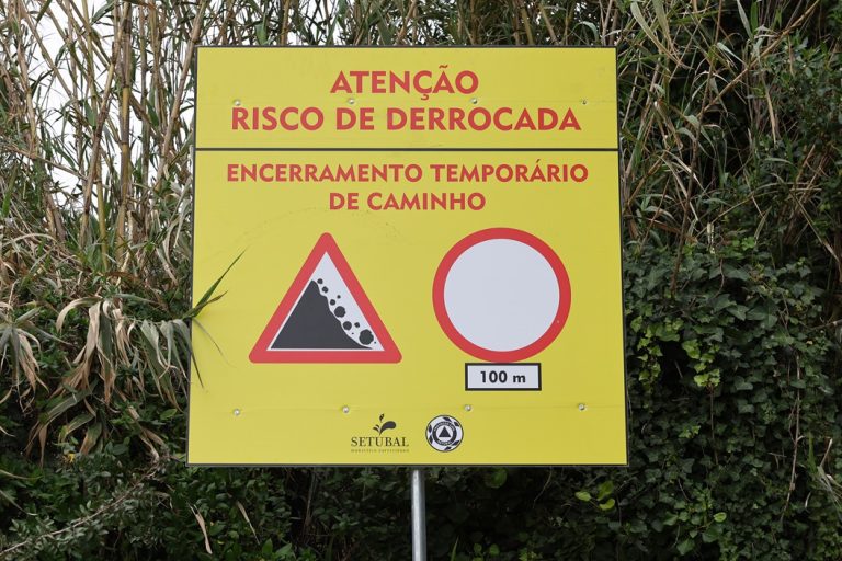 Acesso interdito no Caminho das Pedreiras do Viso. Parque Natural da Arrábida. setúbal.