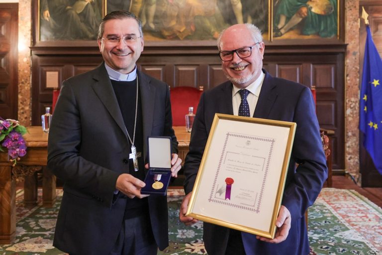 Entrega da medalha da Cidade a D. Américo. Setúbal.