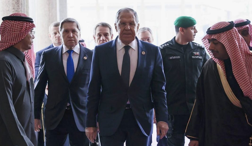 Lavrov. Arábia Saudita. Russian delegation arrives for Russia-USA negotiations in Riyad. Lavrov. Arábia Saudita.