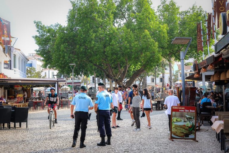GNR a patrulhar a baixa. Albufeira.