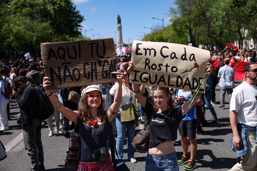25 de Abril: Desfile na Avenida da Liberdade. Lisboa.