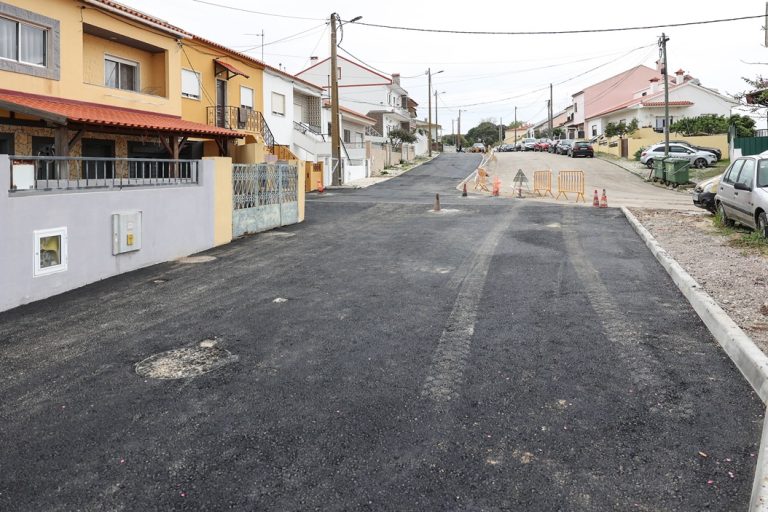 Rua Ferreira de Castro - Pavimentação de estacionamento. Setúbal.