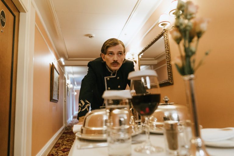 Trabalhador de Hotelaria. Camareiro.