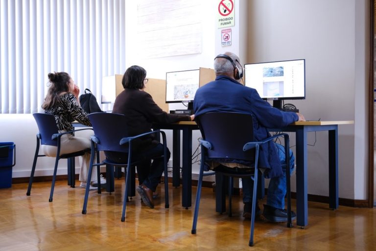 Biblioteca com novos computadores. São Brás de Alportel.