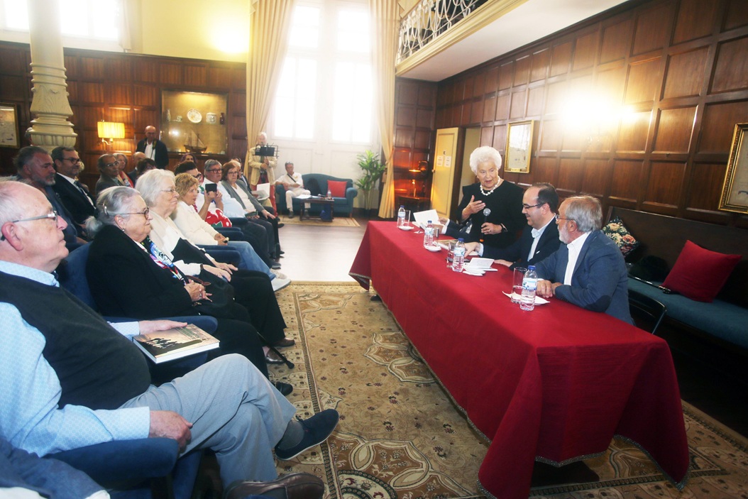 Livro Monumentos ao Imigrante - Foto de Marques Valentim