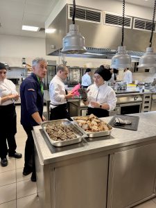 Professor a supervisionar alunos. Escola Superior de Hotelaria e Turismo do Instituto Politécnico do Porto.