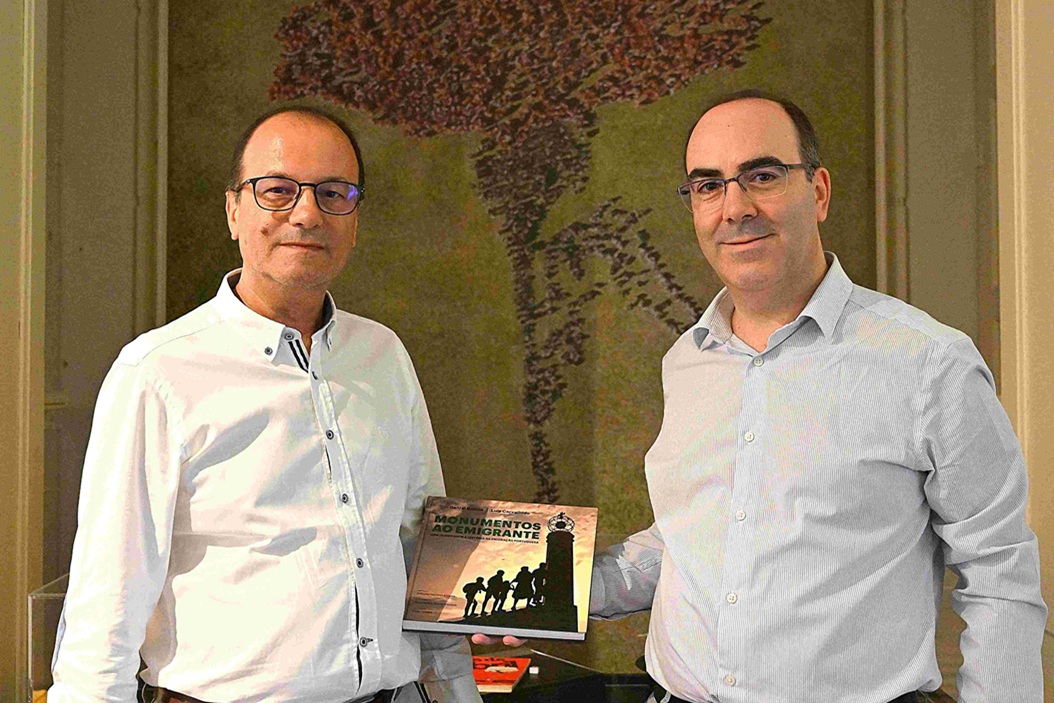 O historiador da diáspora Daniel Bastos (dir.), acompanhado do tradutor Paulo Teixeira.